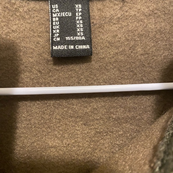 Cropped Camouflage pullover hoodie Very cute & trendy sz small - Picture 8 of 8